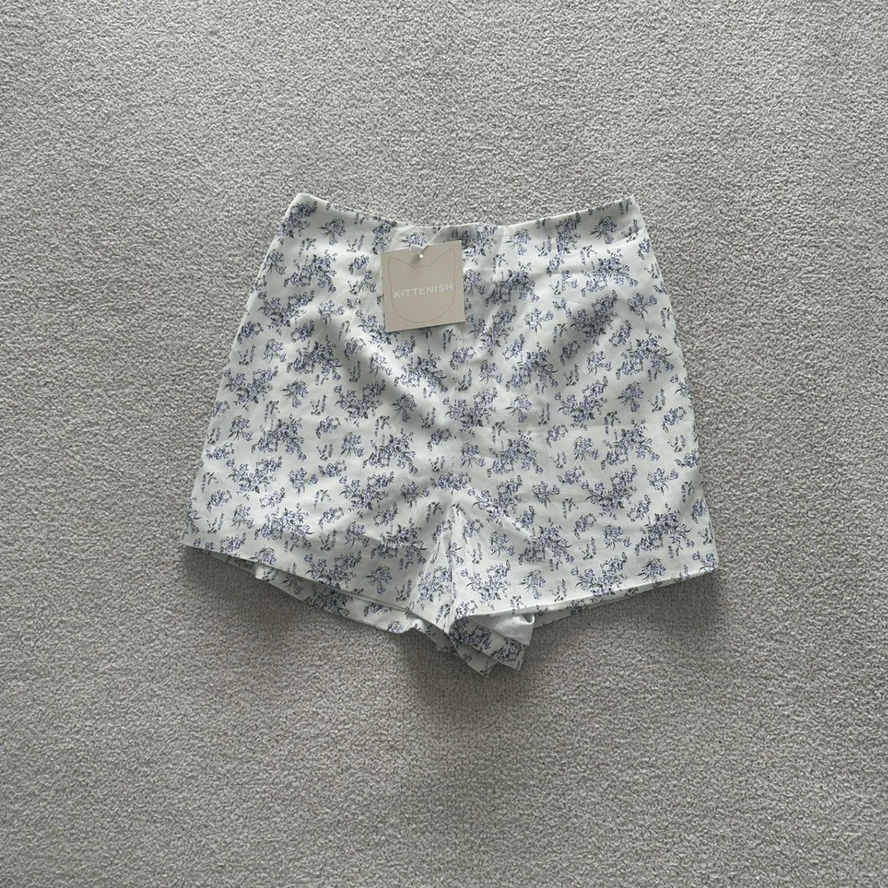 NWT Kittenish High-Waisted Short size small in White/Lavendar